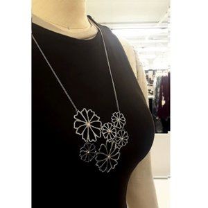 NWOT Cute Nice Ladies Long Daisy Necklace